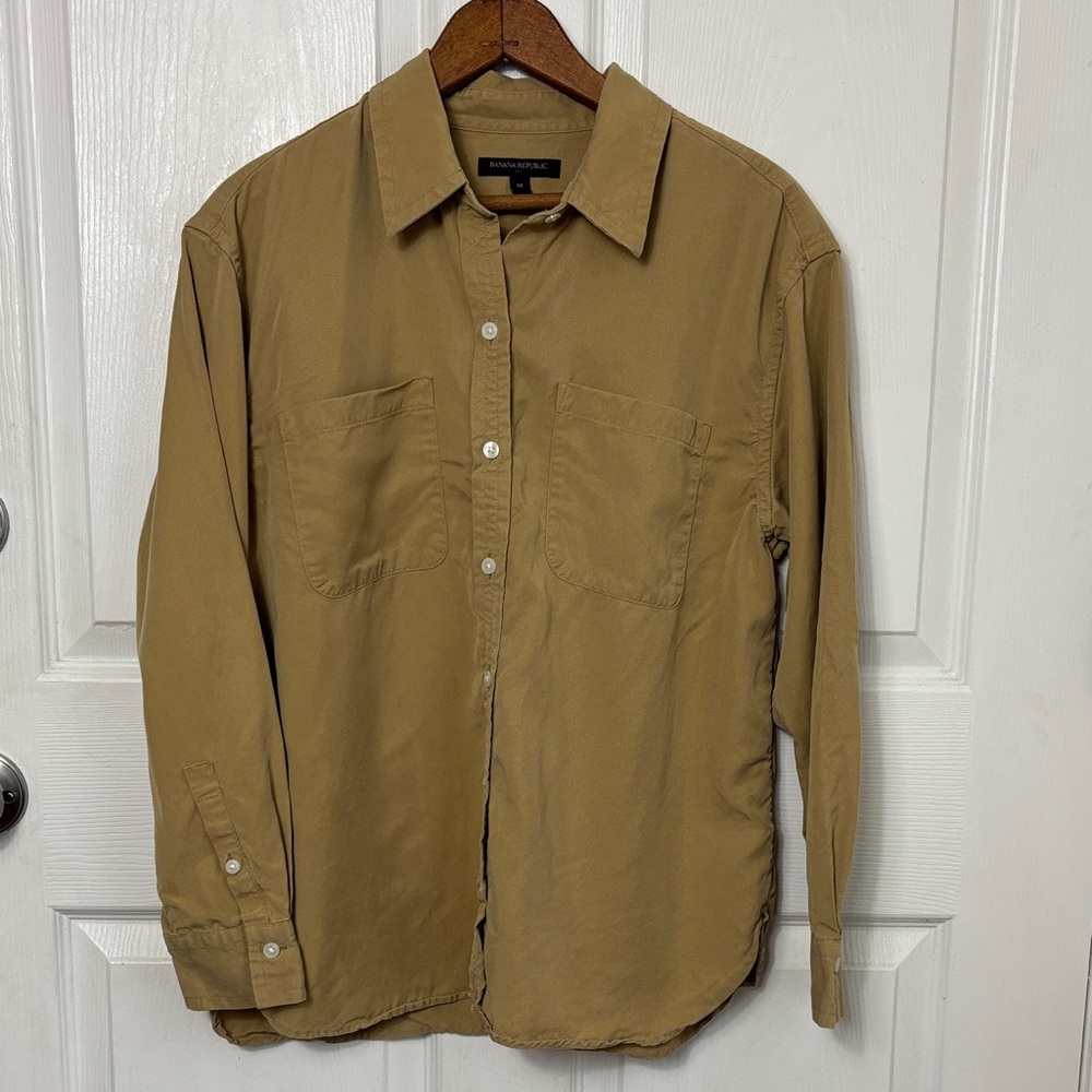 BANANA REPUBLIC Khaki tan button down collar shirt 100% Lyocell size Medium